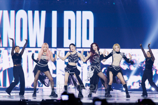 30일 인천 인스파이어 아레나에서 카카오뱅크 후원으로 열린 '2024 MMA'에서 에스파가 공연하고 있다. 카카오엔터 제공